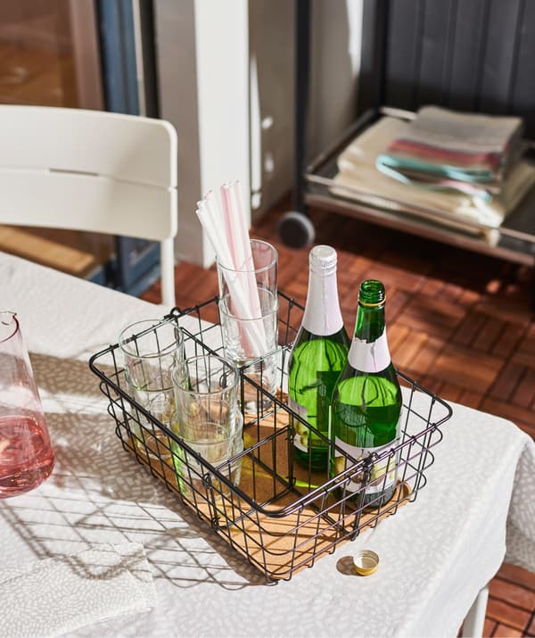 블랙 스틸과 코르크 소재의 IKEA PLEJA/플레야 철망손잡이바구니를 이용하면 음료를 간편하게 내어올 수 있어요.