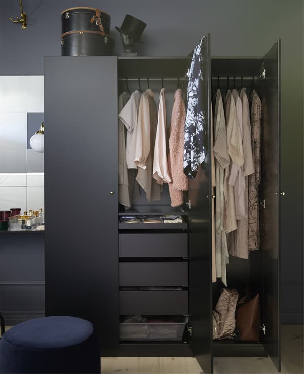 IKEA propose plusieurs modèles d’armoires-penderies noires comme celle-ci composée d’un caisson PAX brun-noir, de portes à battant TANEM noires et de tiroirs brun-noir. Facile d’adapter l’armoire-penderie à vos besoins à l’aide de séparateurs, de corbeilles et d’autres accessoires.