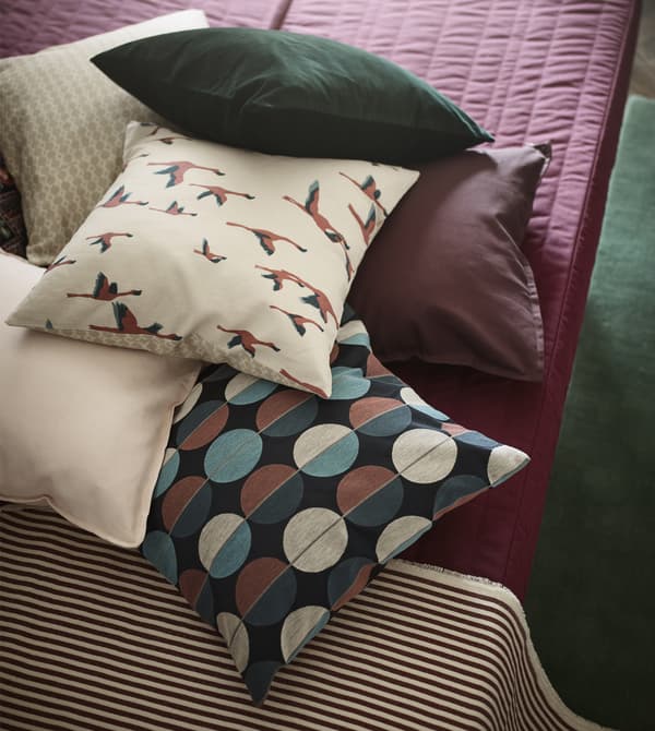 IKEA propose toute une série d'objets décoratifs en rose et vert pour votre séjour, comme des tapis, des canapés, des vases et des coussins. Mélangez des textiles unis avec une housse de coussin à motif comme MAJBRITT, ornée d’oiseaux en plein vol d’un côté et d’un motif géométrique de l’autre.