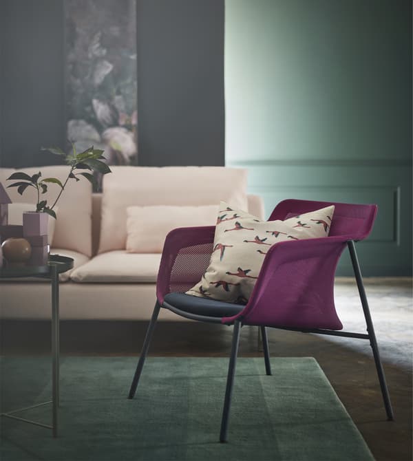 IKEA propose toute une série d'objets décoratifs en rose et vert pour votre séjour, comme des tapis, des canapés, des vases et des coussins. Avec sa coque en treillis tissé rose et son assise bleue, le fauteuil IKEA PS2017 est léger et moderne.