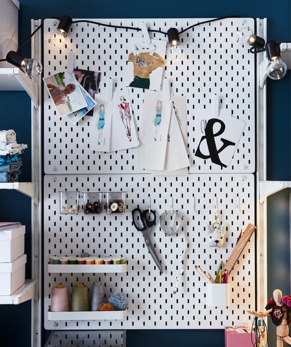 화이트 색상의 다재다능한 IKEA SKÅDIS/스코디스 페그보드 콤비네이션으로 자주 사용하는 물건을 깔끔하게 정리해보세요.