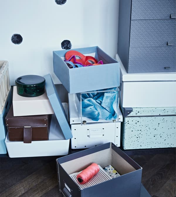 손님이 놀러 오면 공간을 만들어야 하잖아요? 그렇다면, 컬러풀한 IKEA SMÅRASSEL/스모라셀 수납상자를 활용해보세요. 재활용한 래미네이트 보드지를 소재로 제작되었으며, 니켈도금한 라벨이 부착되어 있어 안에 무엇이 들었는지 한눈에 확인할 수 있어요.