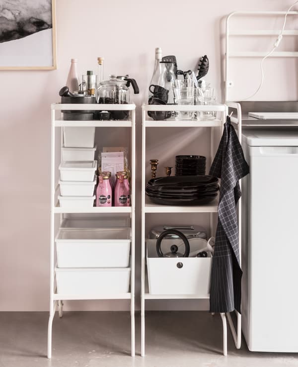 IKEA SUNNERSTA desserte en acier peint par poudrage, blanc, IKEA KUGGIS boîte avec couvercle en plastique blanc.