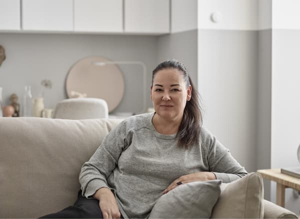 IKEA를 대표하는 인테리어 디자이너 Susanne가 편안하고 안락한 거실을 원하는 사람들을 위해 거실 꾸미기 아이디어를 소개합니다.