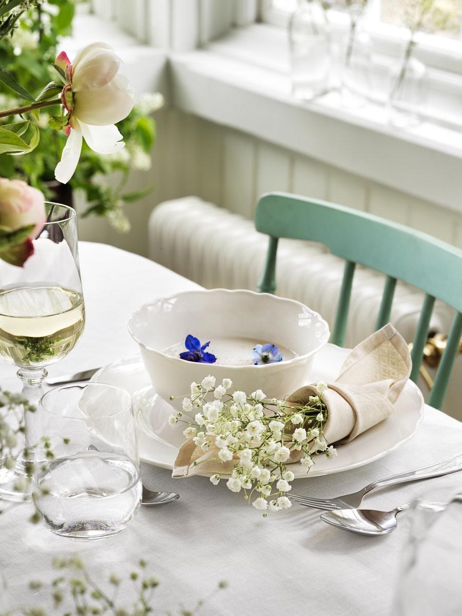 IKEA UPPLAGA series on a wedding table with wine glasses and artificial flowers