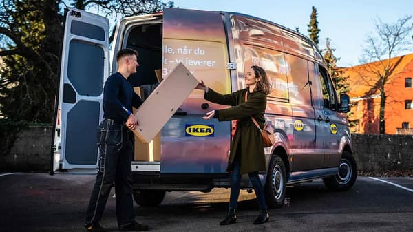 IKEA varevogn og en mand, der leverer en pakke