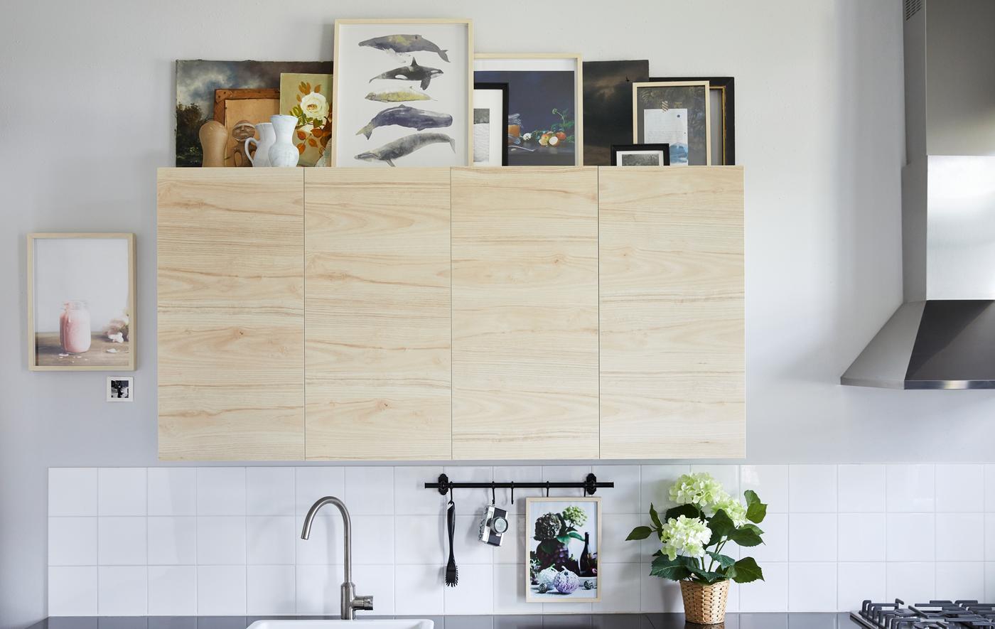 IKEA vous propose des idées pour exploiter l'espace au-dessus des éléments de cuisine, notamment en réalisant une galerie d’art. Pour éviter toute surcharge, limitez-vous à un ou deux types de finitions pour les cadres, comme HOVSTA en bouleau. Variez les tailles pour attirer l’œil et choisissez des œuvres qui s’apprécient facilement de loin.