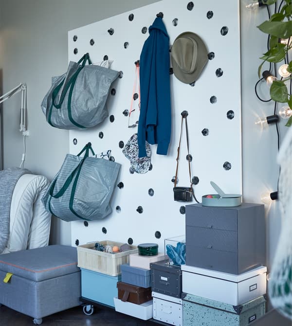 IKEA YPPERLIG/위펠리그 그린 수납상자는 책상 액세서리와 충전기 등을 작은 소품을 보관할 수 있는 멋진 수납 솔루션이에요. 한쪽의 뚜껑은 항상 열려있어 필요한 물건을 쉽게 꺼내 사용할 수 있어요.