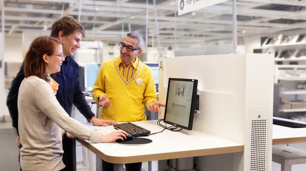 IKEA zaposledni zajedno sa mladim parom planira kuhinju u IKEA Studiju za planiranje