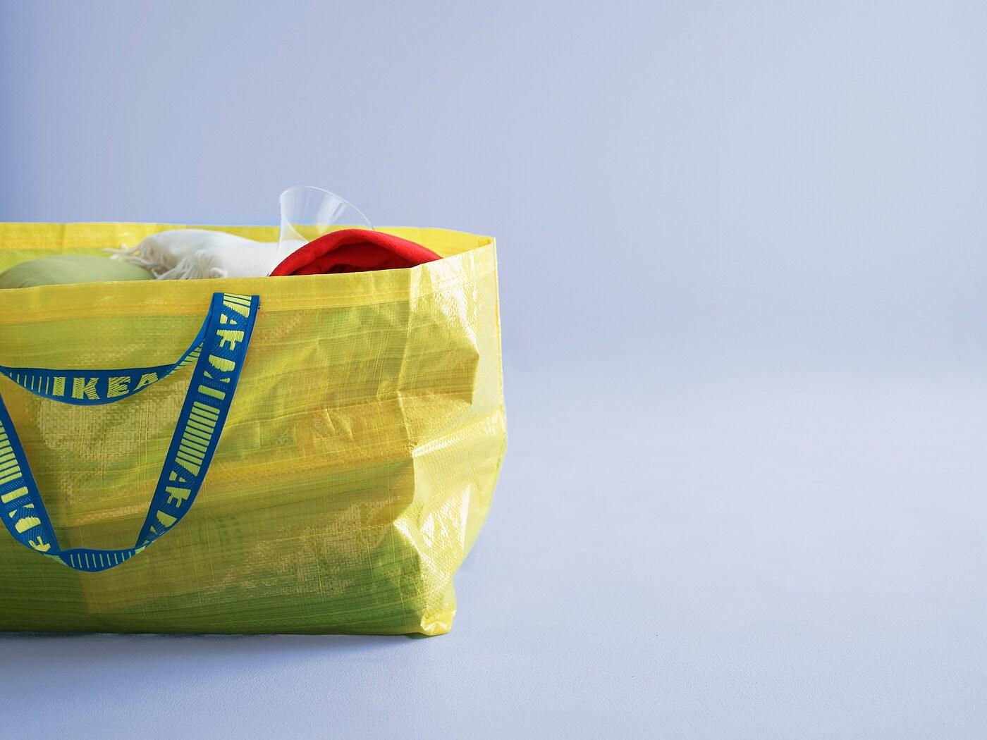 IKEA žuta torba položena na pod