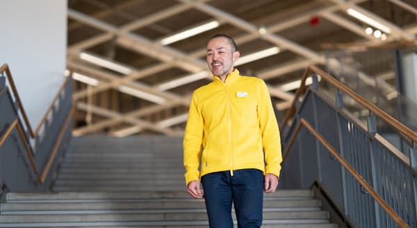 イケアで働くスタッフが階段の前で立っている