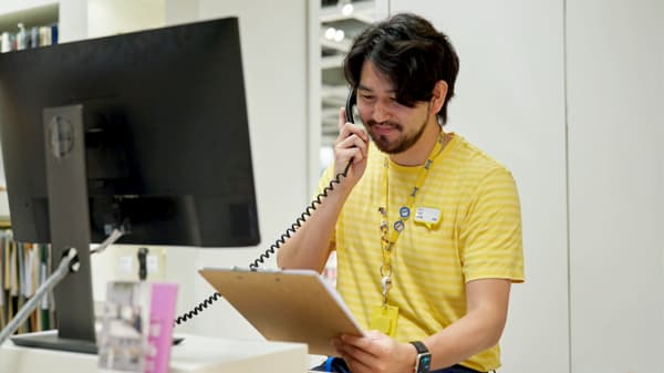 イケアのコワーカーが電話で話している