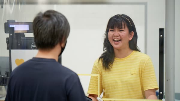 イケアのコワーカーがお客さんと談笑している