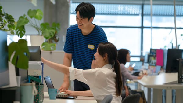 イケアのコワーカーがパソコンを見ながら話している