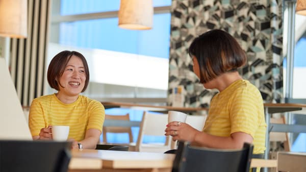 イケアのコワーカー二人が談笑している