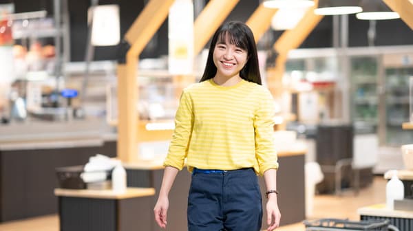 イケアのコワーカー（従業員）が店内を歩いている