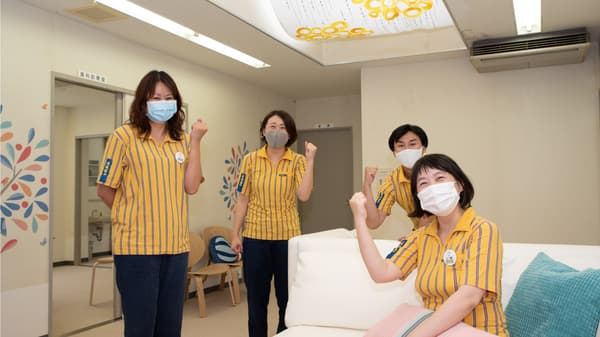 IKEAスタッフ4人の集合写真。