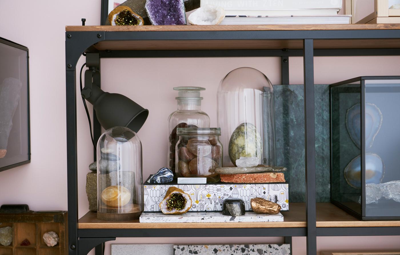 Il faretto da parete con morsetto HEKTAR è perfetto per mettere in risalto i tuoi oggetti preferiti, come questa collezione di rocce - IKEA