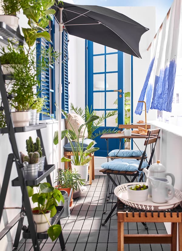 Il tavolo e le sedie da giardino TÄRNÖ, in legno trattato con mordente marrone, sono perfetti per gli spazi all’aperto, come bar, piccoli balconi e verande – IKEA