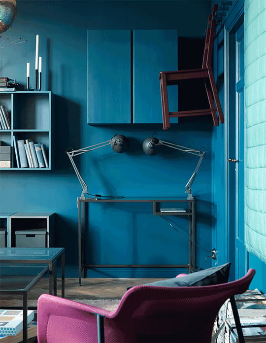 Il y a des rangements flexibles pour petits espaces qui permettent de ranger des choses tout en se fondant dans le décor, comme l’armoire IVAR de chez IKEA. Peignez l’armoire en pin massif de la même couleur que les murs, en l’occurrence ici en bleu profond. Associez-y un bureau et une chaise et créez un bureau caché.