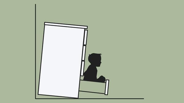Illustration de commode non fixée au mur, basculant sur un petit enfant qui s’assied dans un tiroir.