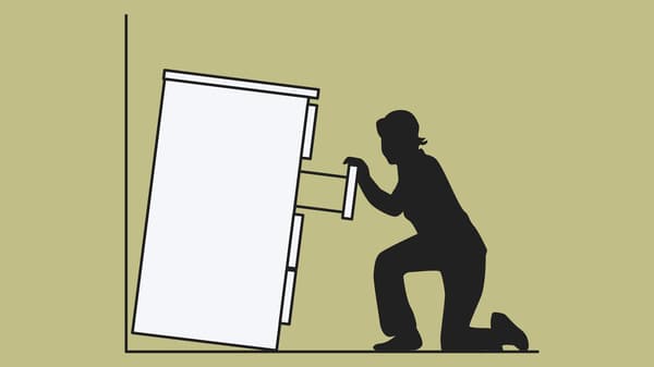 Illustration d’une commode, non fixée au mur, basculant sur une femme accroupie qui prend appui sur un tiroir.