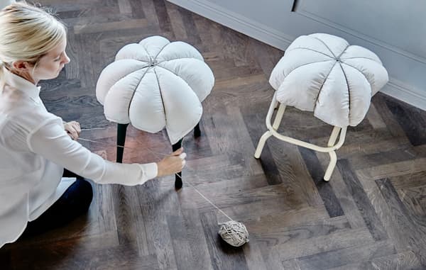إليك أفكار تصممها بنفسك تستغرق 5 دقائق لتنفيذها وتحوّل المقاعد الصلبة إلى مقاعد مريحة جداً. كل ما يلزمك هو مخدة وقطعة خيط (يعجبنا الخيط ذو الطابع الريفي). بعد ذلك، قم بلف الخيط حول المخدة والمقعد بحيث تحصل على 8 أربعة أقسام متساوية واربط عقدة قوية في الأعلى. هذا كل شيء!