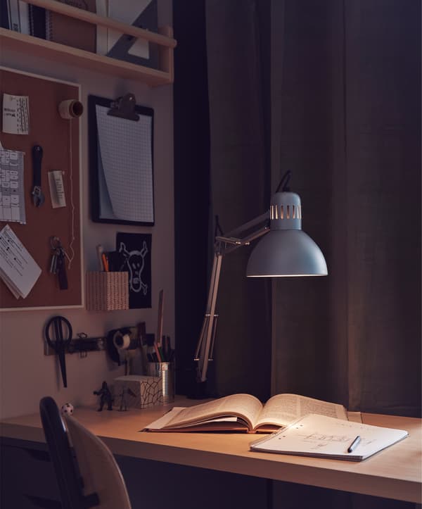 Image animée d’un rideau bougeant d’un mur à l’autre pour obstruer la vue à partir d’un bureau 