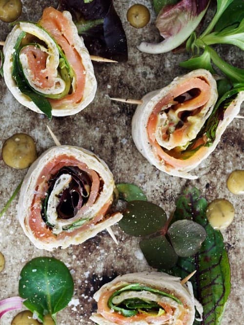 In diesem Bild kann man leckere Fladenbrotrollen mit Lachs sehen