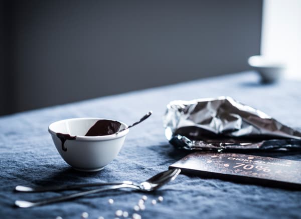 إن وضع وصفة شوكولاتة CHOKLAD السائلة الخاصة بك في سلطانية صغيرة مقاومة للحرارة يجعل عملية الصب في الملاعق.أكثر سهولة.