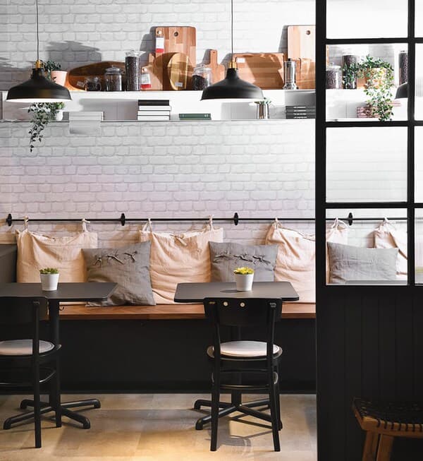 Indoor seating area featuring a square shape of the STENSELE table.