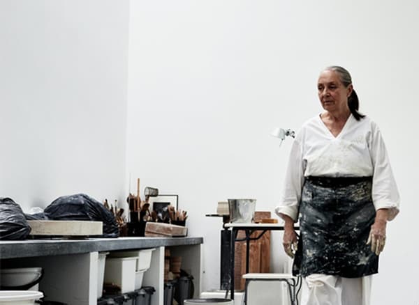 Ingegerd Råman en tablier de travail dans son atelier.