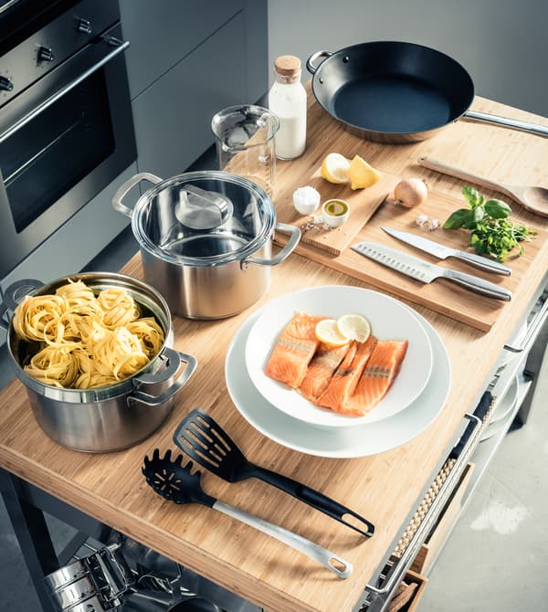 Ingrédients et ustensiles nécessaires pour réaliser des pâtes au saumon, vus d'en haut.
