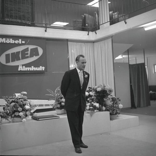Ingvar Kamprad en la apertura de la primera tienda siendo rostro de la marca.