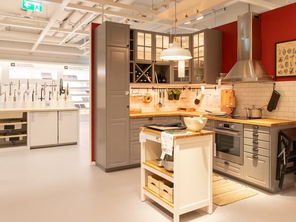 Innenansicht aus dem IKEA Planungsstudio in Zürich mit der Ansicht einer Musterküche im Eck-Layout mit Kücheninsel. 
