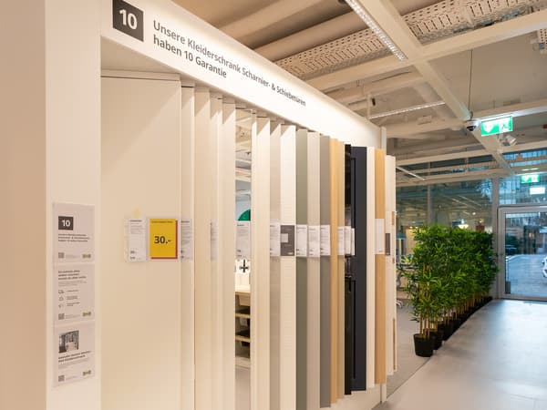Innenansicht aus dem IKEA Planungsstudio in Zürich mit einer Auswahl der verschiedenen Kleiderschrank-Türen in vielen Farben. 