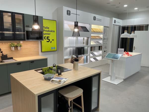 Innenraum eines IKEA Planungsstudios mit Arbeitsplatten-, Fronten- und Griffmustern sowie moderner Küchenausstellung.