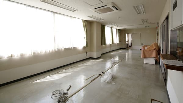 古い状態の職員のワークスペース。