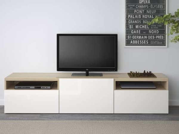 白い扉のテレビ台
