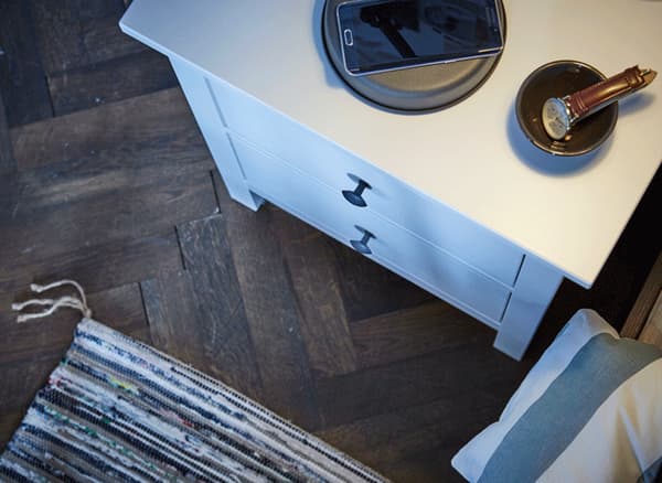 Installez un spot sur piles doté d’un détecteur de mouvement dans le tiroir, pour trouver facilement de quoi noter les idées qui vous viennent pendant la nuit! La veilleuse LED MOLGAN, par exemple, se colle tout simplement à l’intérieur du tiroir au moyen d’adhésif double face.