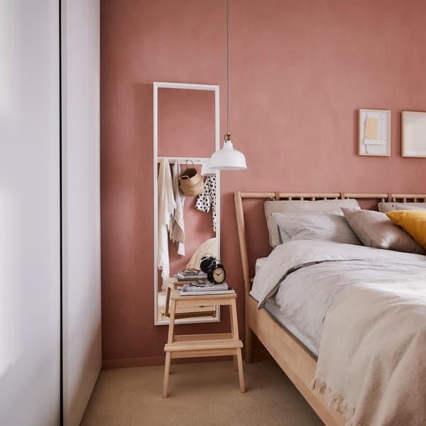 Installez une ambiance apaisante avec une armoire-penderie PAX à portes coulissantes dont la fermeture est amortie, comme celle-ci, en blanc.