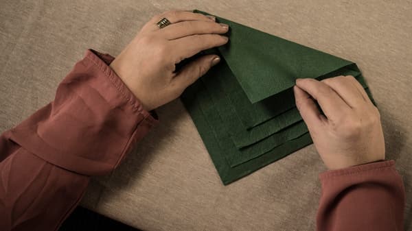 Instructions de bricolage, étape 2 : continue de la même manière jusqu'à ce que tu aies replié toutes les languettes vers le bas.