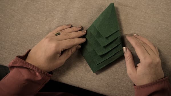 Instructions de bricolage, étape 5 : lorsque tu as replié tous les bords, tu as la forme d'un sapin. 
