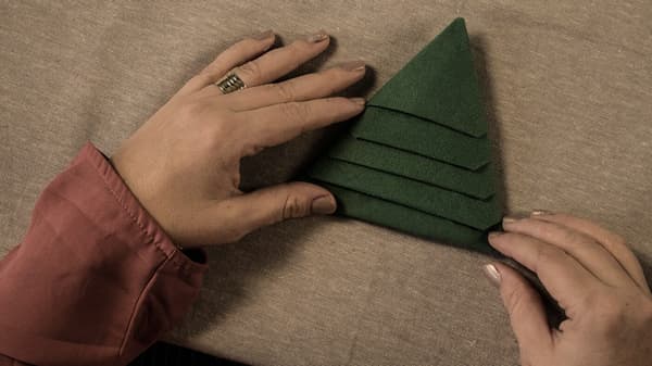 Instructions de bricolage, le résultat fini : une serviette verte en forme de sapin de Noël
