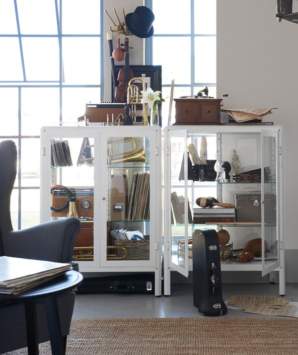 Integra lo scaffale con altri accessori per l'organizzazione degli spazi, come i ganci KÄMPIG di IKEA