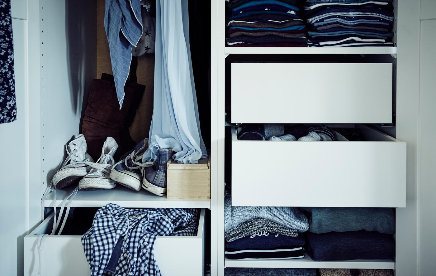 Intérieur d’une armoire avec tablettes, tiroirs et tringle.