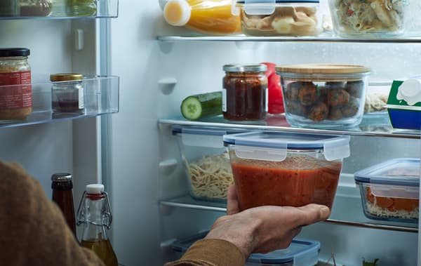 Interno di un frigorifero con contenitori trasparenti per il cibo sui ripiani - IKEA