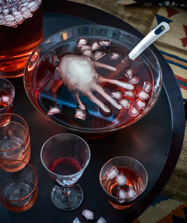 Isi sarung tangan plastik dengan air dan bekukannya untuk menghasilkan tangan ais yang betul-betul menyeramkan untuk mangkuk berisi minuman punch anda.