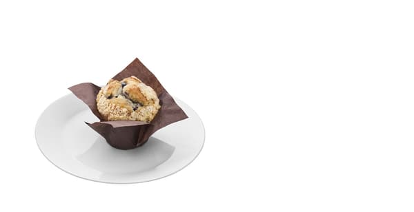 Jeden borůvkový muffin v papírovém obalu. 