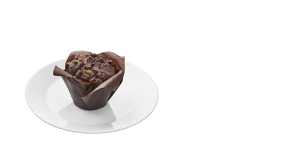 Jeden čokoládový muffin v papírovém obalu. 